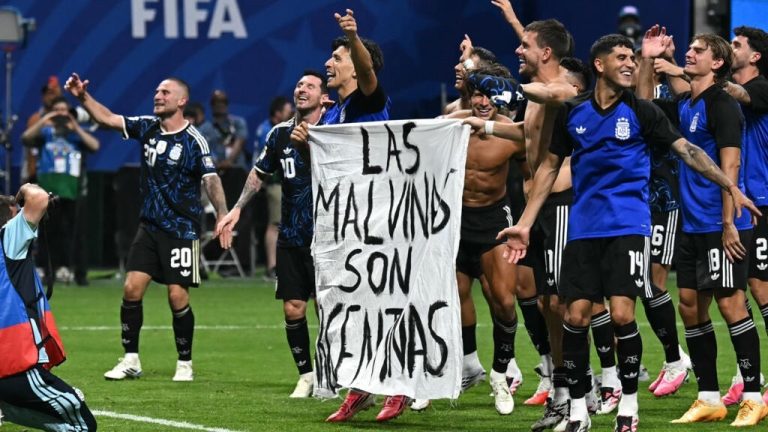 Jugadores de Argentina mostrando pancarta política después de derrotar a Inglaterra.